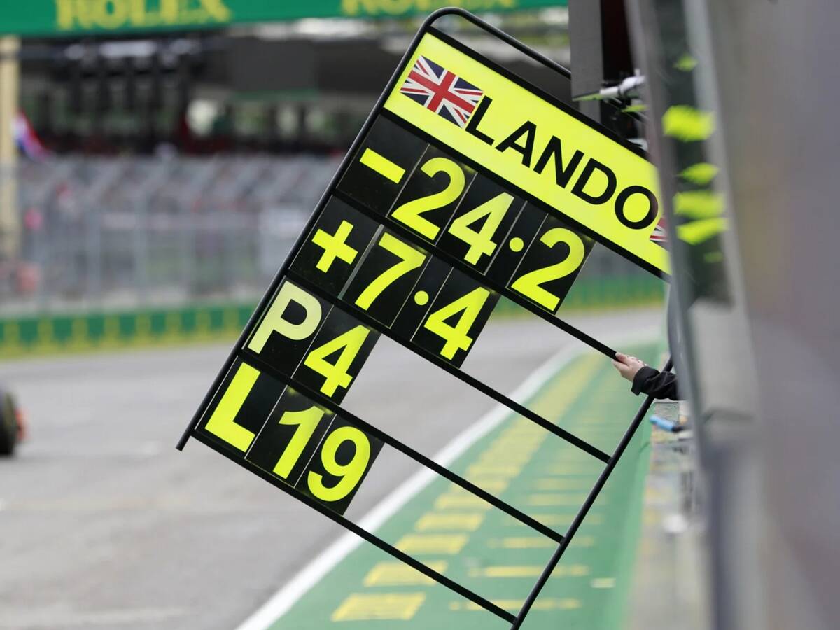 Warum Formel-1-Teams immer noch auf simple Boxentafeln setzen