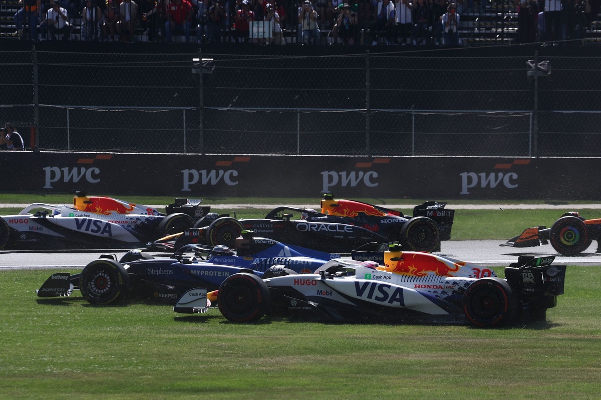 Lawson, Sainz hakkında: “Meksika’da yarışımı mahvetti” Lawson, Sainz hakkında: “Meksika’da yarışımı mahvetti”