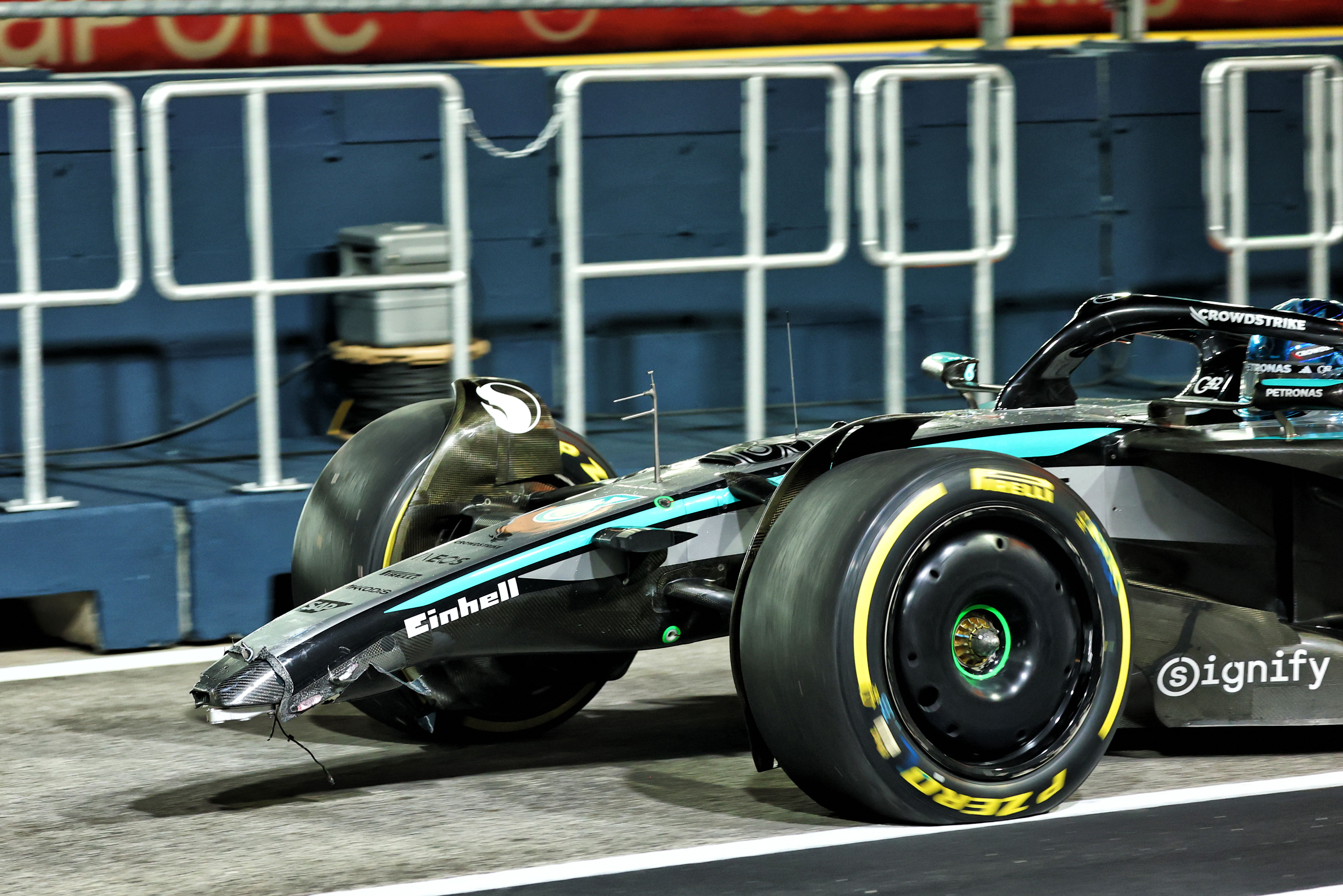 George Russell triggers FP2 stoppage after hitting barriers at F1 Singapore GP