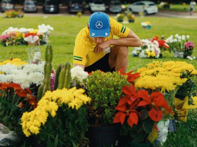 Emotionaler Moment: Antonelli sucht Ruhe am Grab von Ayrton Senna Emotionaler Moment: Antonelli sucht Ruhe am Grab von Ayrton Senna