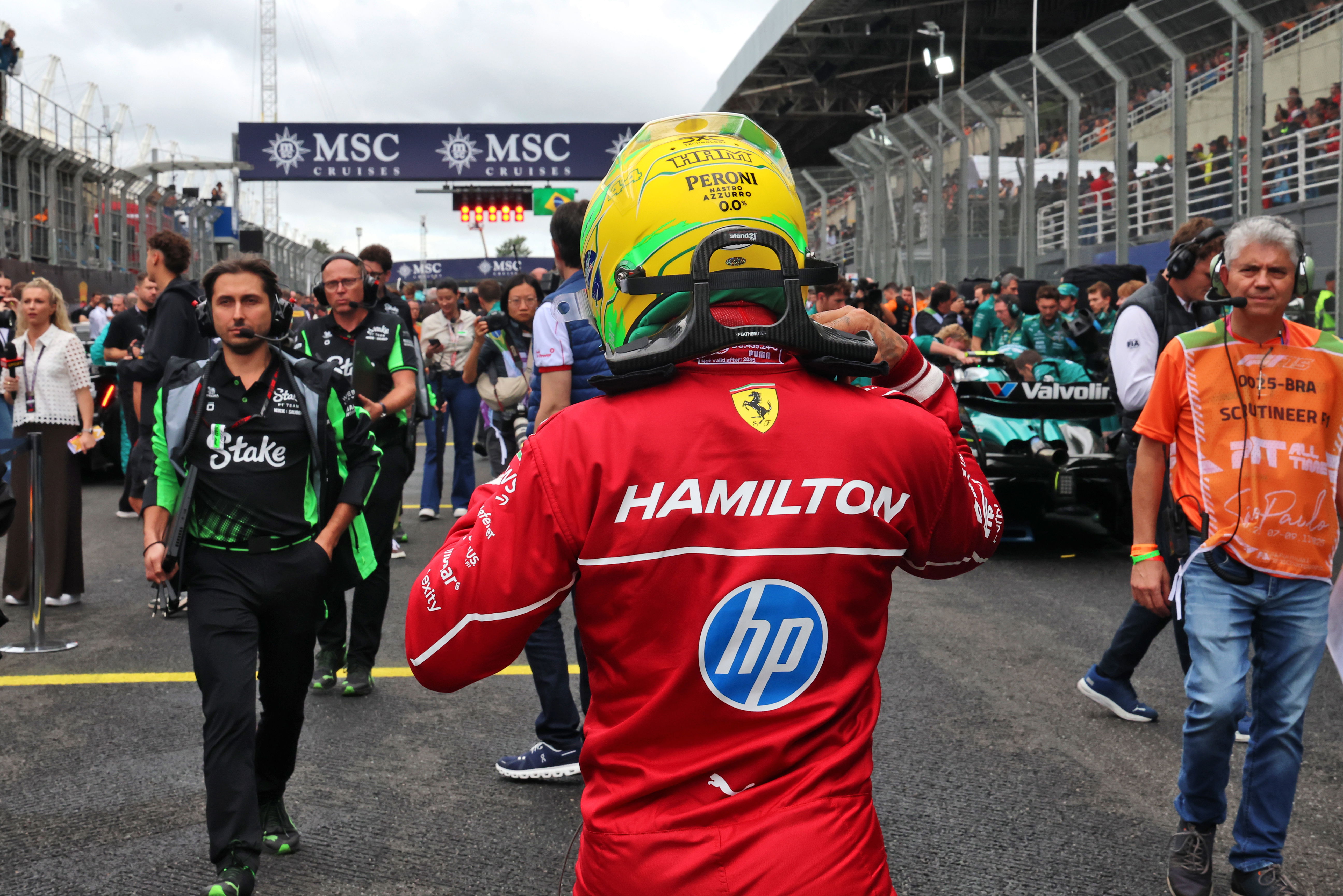 Lewis Hamilton urged to be patient at Ferrari: “If anyone can make it work…”