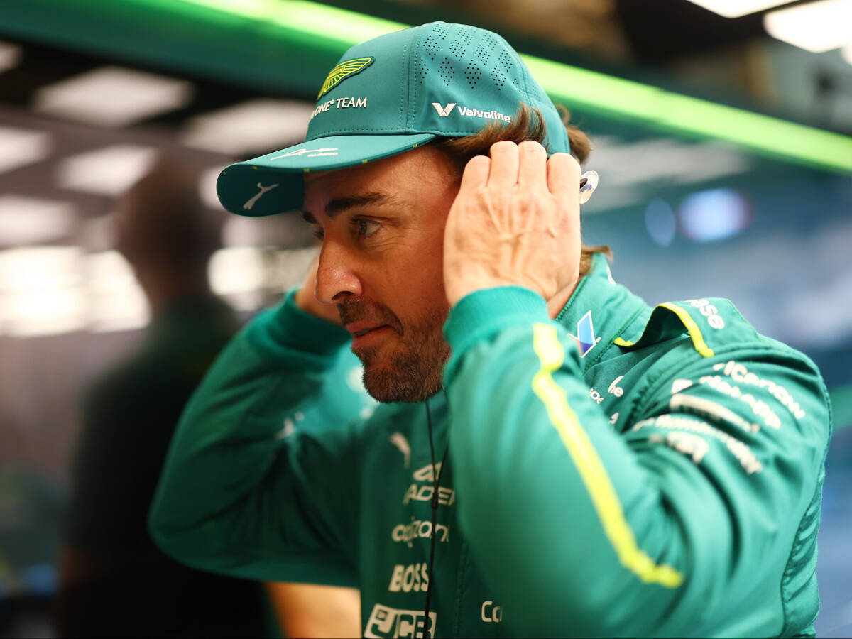 Hülkenbergs Secret-Santa-Streich geht viral: Alonso kriegt einen Gehstock! Hülkenbergs Secret-Santa-Streich geht viral: Alonso kriegt einen Gehstock!