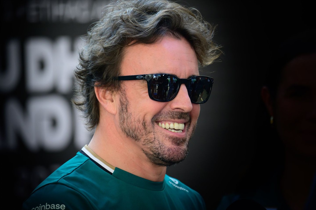 Alonso, Monako’da 210 bin sterlinlik süper SUV’sini teslim aldı