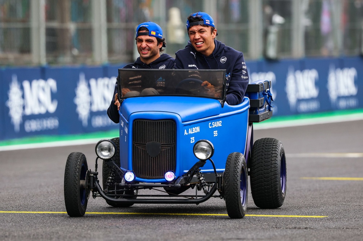 Carlos Sainz ve Alex Albon, Interlagos’taki kaotik pilotlar geçidini anlattı Carlos Sainz ve Alex Albon, Interlagos’taki kaotik pilotlar geçidini anlattı