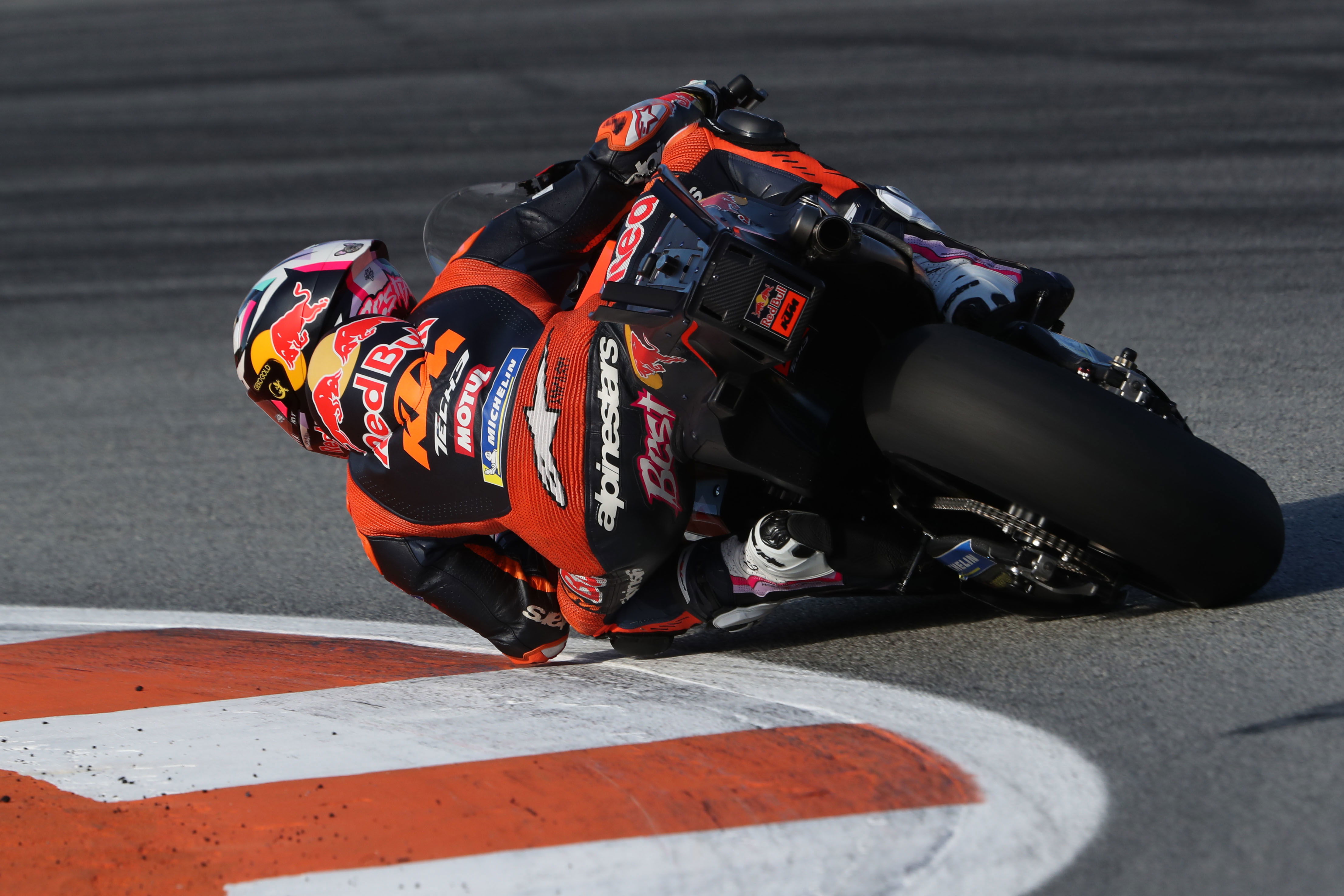 KTM MotoGP rider “can’t explain why” they can’t use soft rear tyre