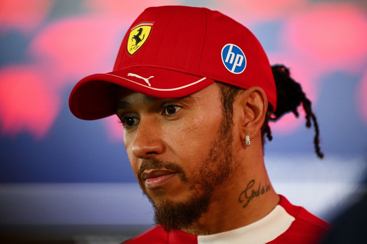 Hamilton: “Verstappen inanılmaz bir iş çıkarıyor, arkasında inanılmaz bir takım var”