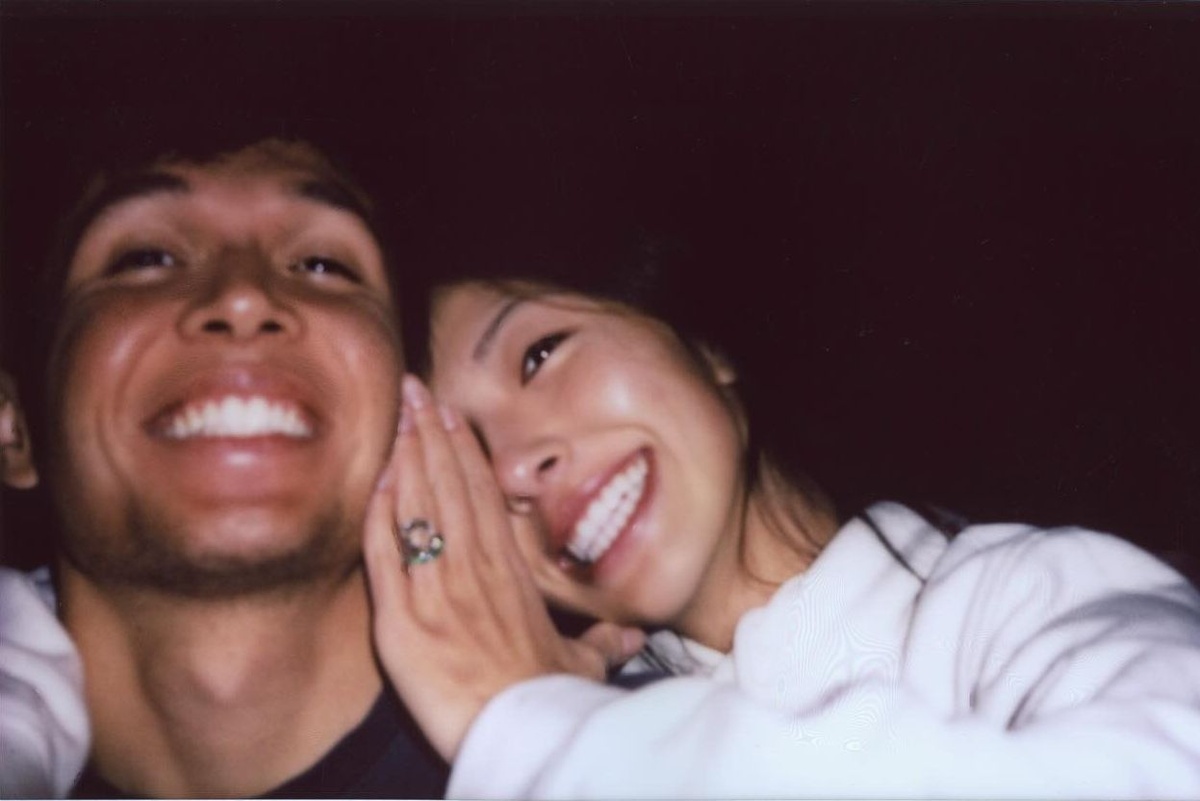 Albon, Lily Muni He ile nişanlandığını duyurdu