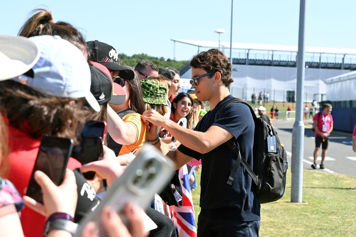 McLaren, De Vries ile yeni sözleşme imzaladı McLaren, De Vries ile yeni sözleşme imzaladı