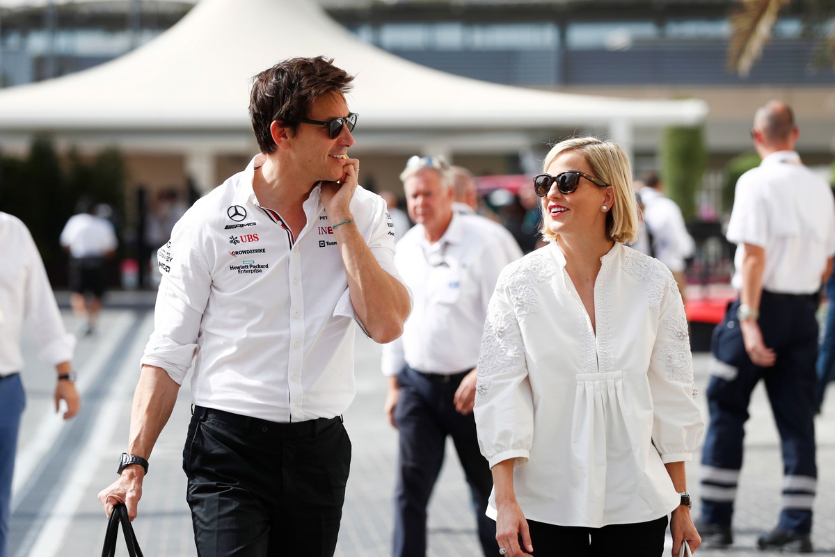Toto Wolff ve Susie Wolff, Monako sokaklarında Mercedes 300 SL Roadster ile görüntülendi