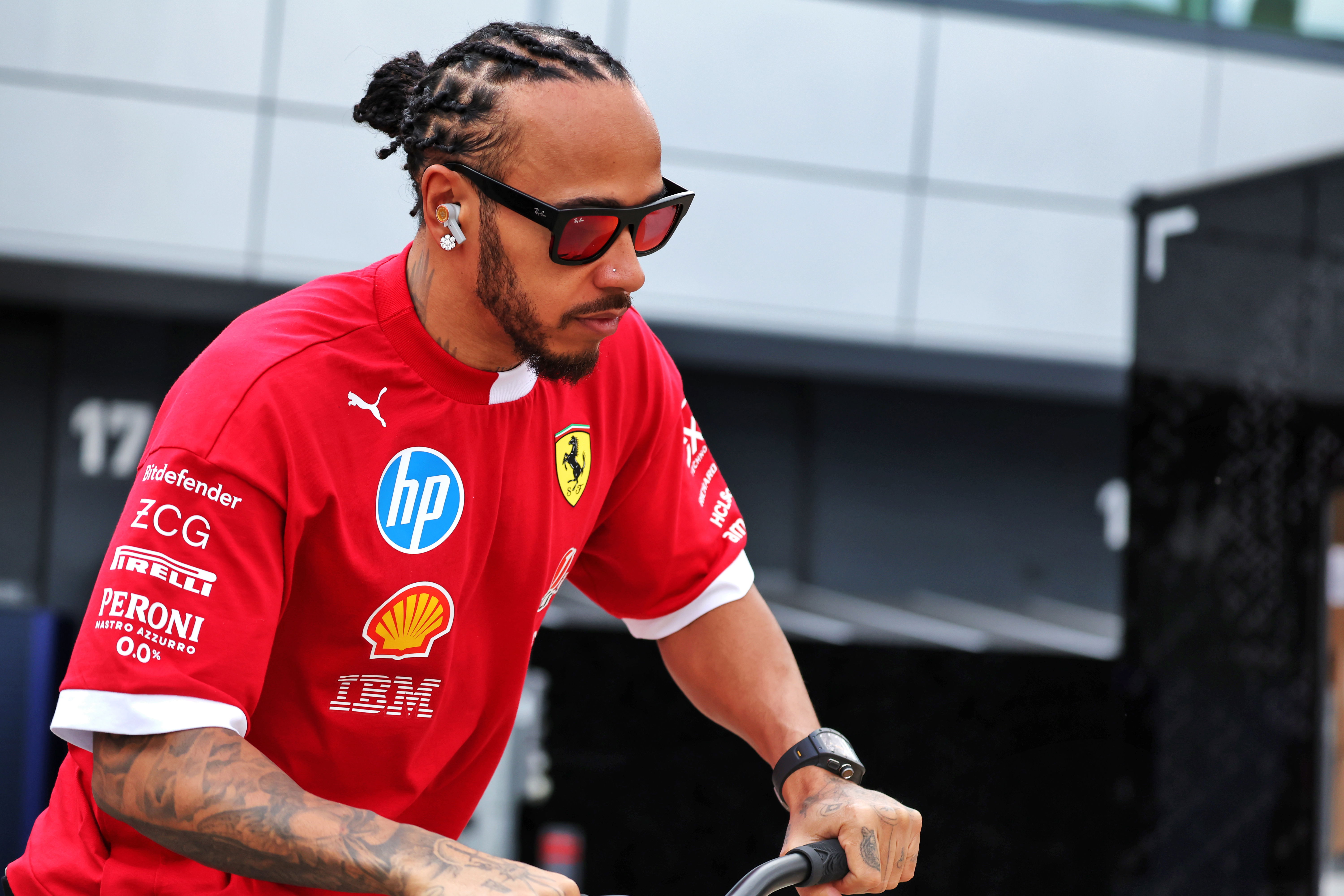 Lewis Hamilton prepares for new F1 season with KTM bike training