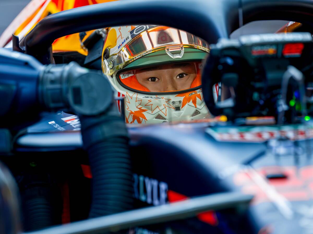 Feuer bei Showrun: Yuki Tsunodas Red Bull geht in Flammen auf Feuer bei Showrun: Yuki Tsunodas Red Bull geht in Flammen auf