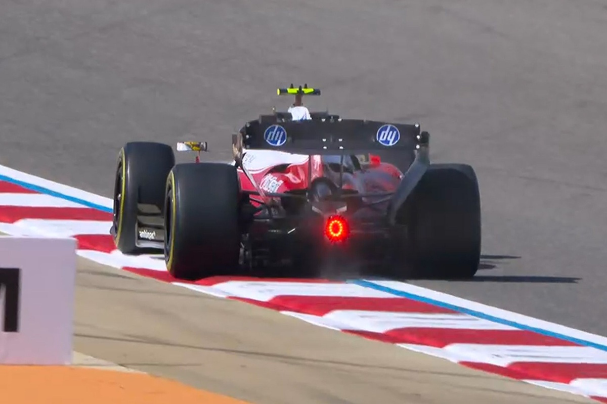 Ferrari yeni arka kanadıyla Bahreyn padoğunu şaşırttı! Ferrari yeni arka kanadıyla Bahreyn padoğunu şaşırttı!