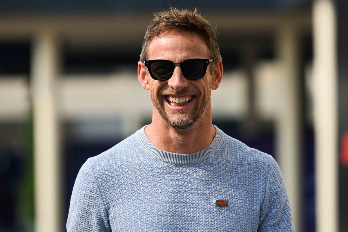 Button: “Aston Martin pilotlarını kıskanıyorum, Newey imzalı yeni nesil aracı sürmek isterdim”