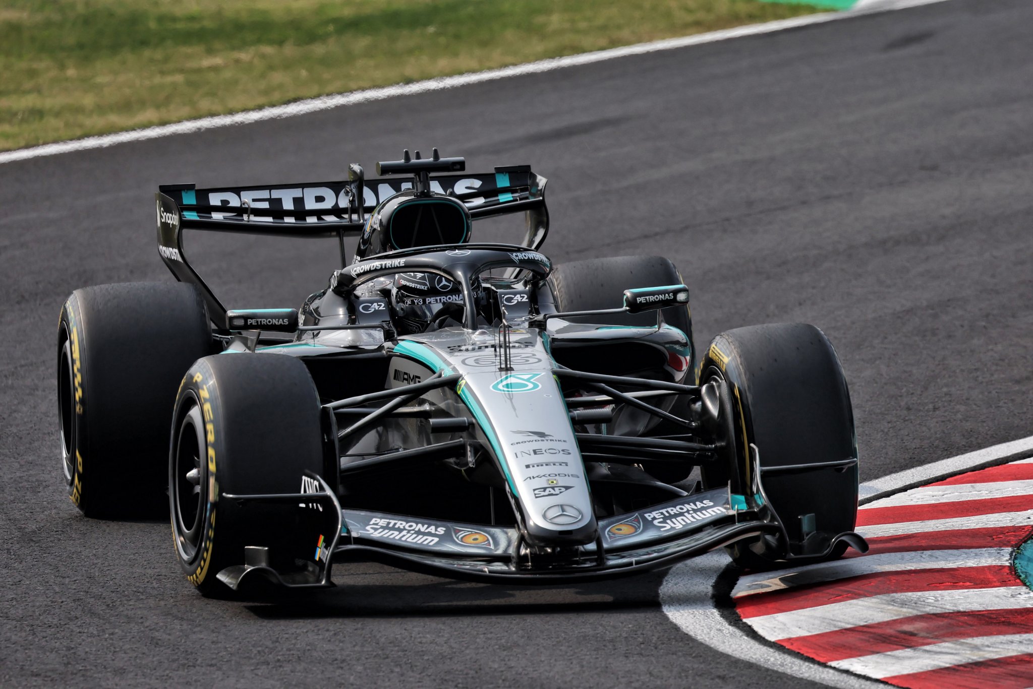 Mercedes blames “bug” on George Russell missing Japan F1 podium