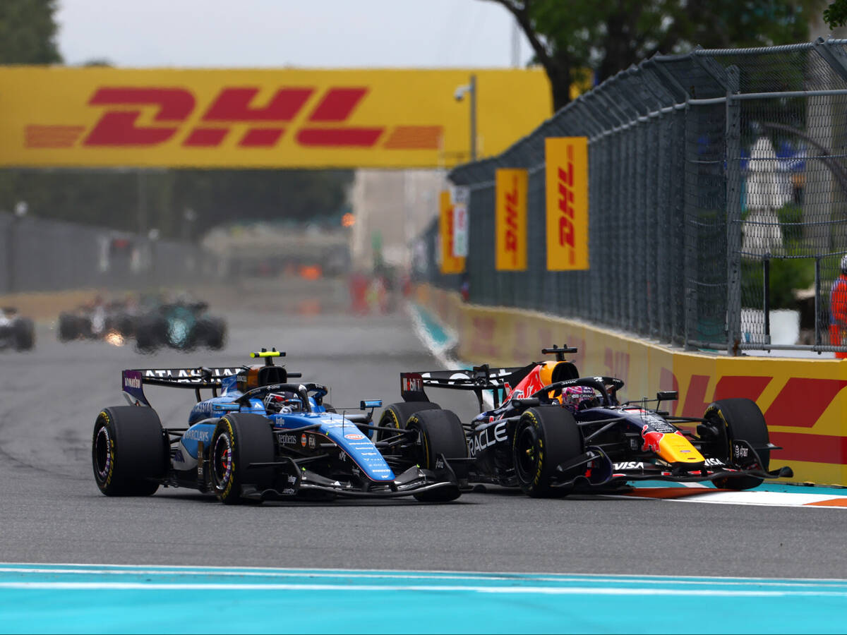 “Verrücktes Manöver”: Carlos Sainz äußert Kritik an Max Verstappen
