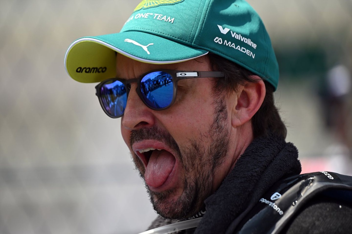 Alonso, bebek koltuğu olan 12 milyon dolarlık hypercar’ını teslim aldı Alonso, bebek koltuğu olan 12 milyon dolarlık hypercar’ını teslim aldı