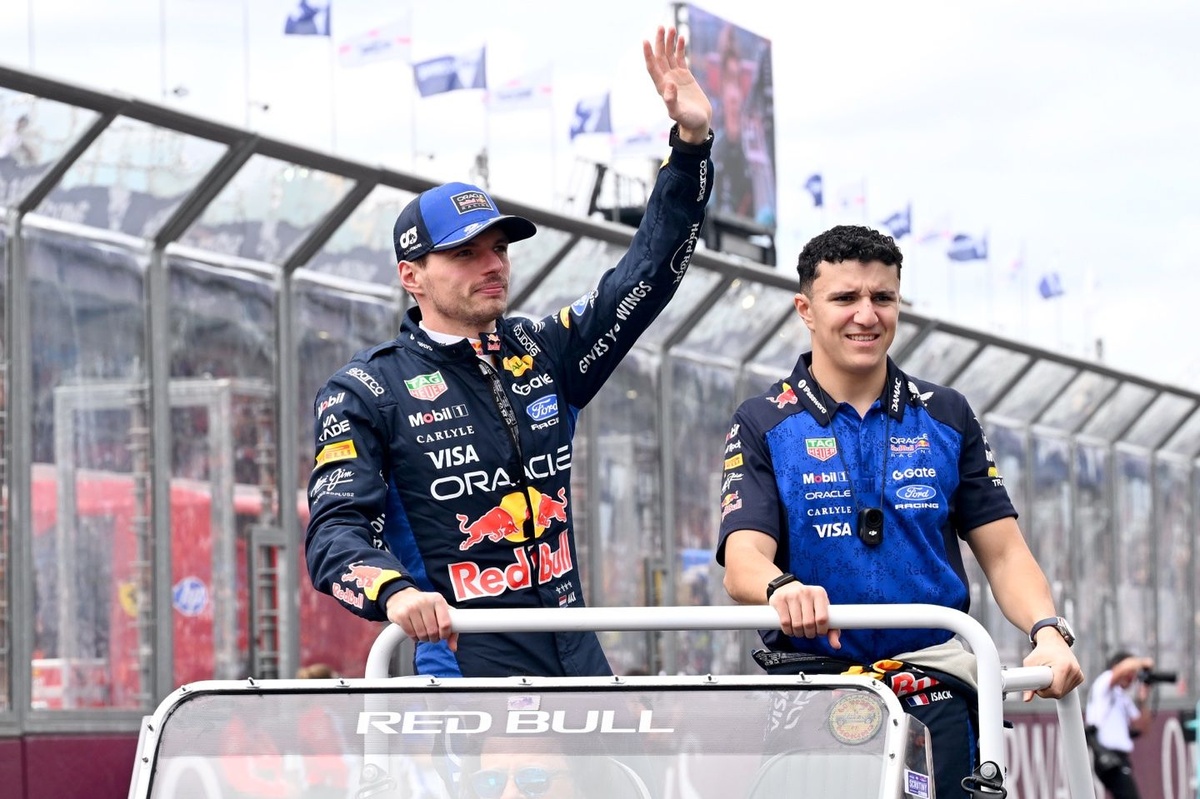 Red Bull pilotları sanal NASCAR mücadelesinde kozlarını paylaştı Red Bull pilotları sanal NASCAR mücadelesinde kozlarını paylaştı