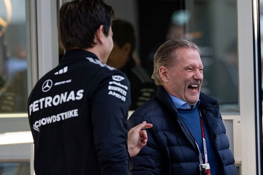 Verstappen’in babası Wolff ile sohbet ederken görüntülendi Verstappen’in babası Wolff ile sohbet ederken görüntülendi
