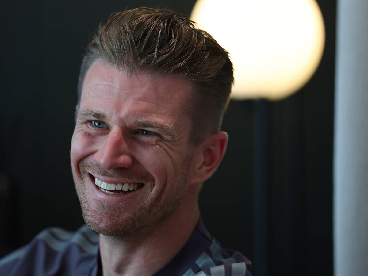 Mit Bier und Trikot: So verfolgt Nico Hülkenberg die Fußball-WM 2026 Mit Bier und Trikot: So verfolgt Nico Hülkenberg die Fußball-WM 2026