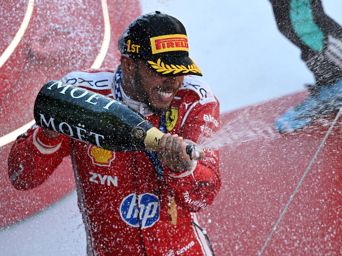 “Gibt nichts Vergleichbares”: Lewis Hamilton feiert ersten Sieg mit Ferrari