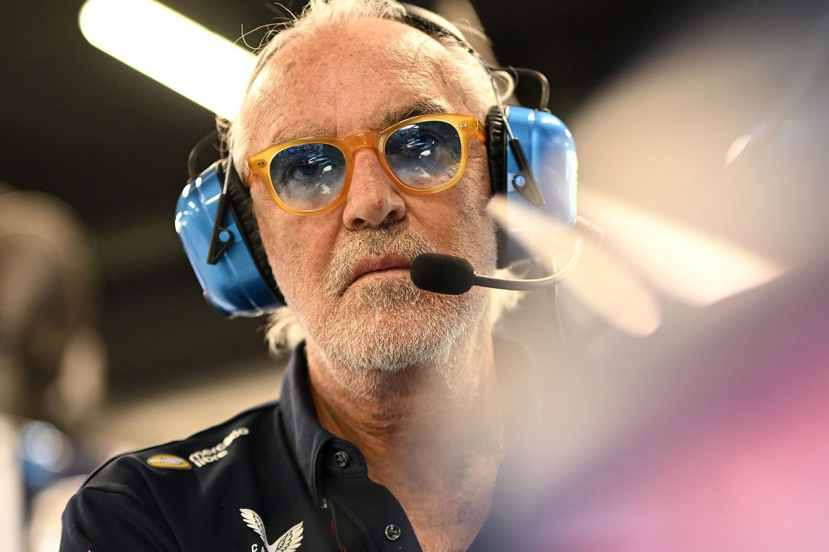 Briatore’den 2027 transfer yorumu: “Tek gerçekçi hamle, Verstappen’in Mercedes’e geçmesi olur” Briatore’den 2027 transfer yorumu: “Tek gerçekçi hamle, Verstappen’in Mercedes’e geçmesi olur”