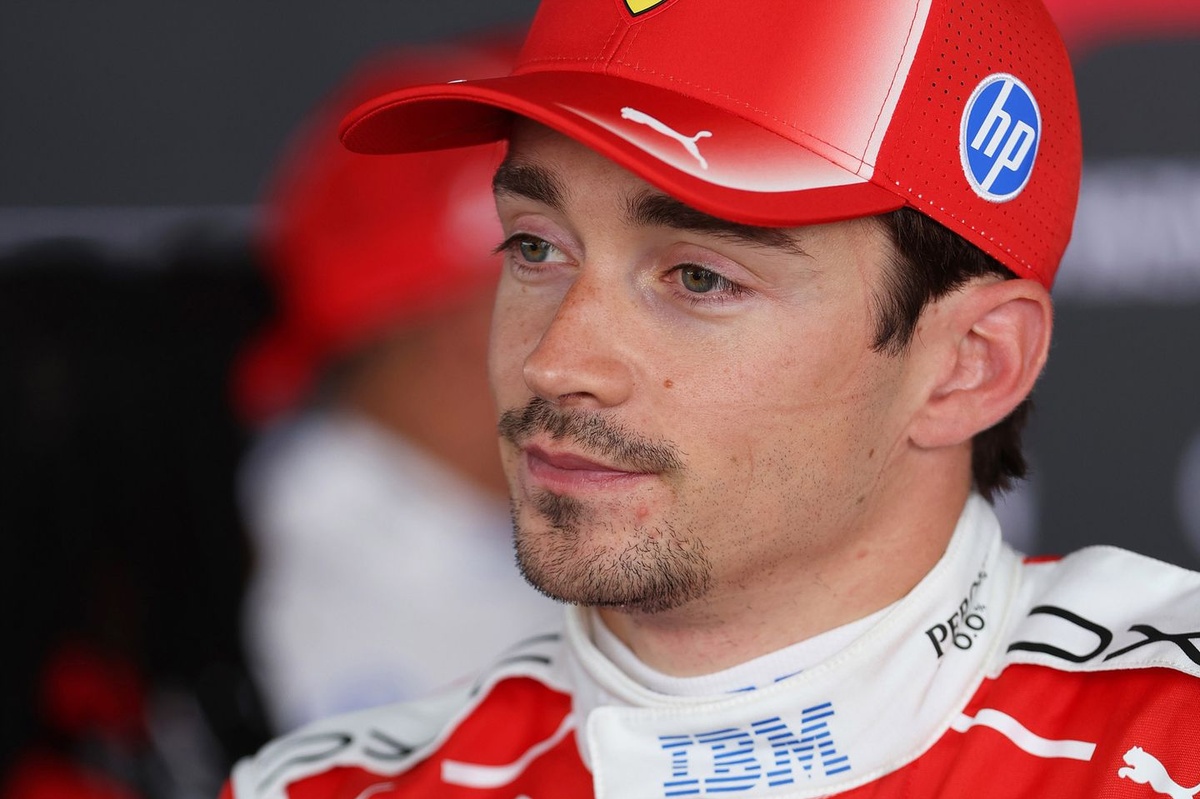 Ferrari, Leclerc’in Monako’ya özel yarış tulumunu tanıttı