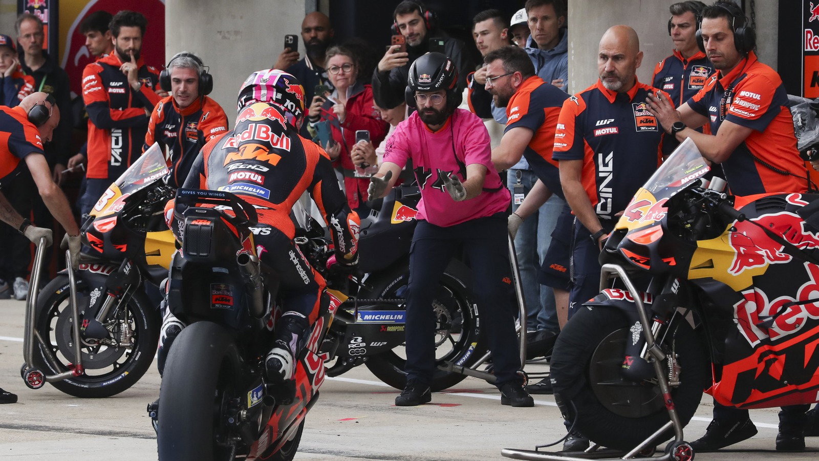 Guenther Steiner warns MotoGP against 2027 single-bike rule: “I don’t get it”