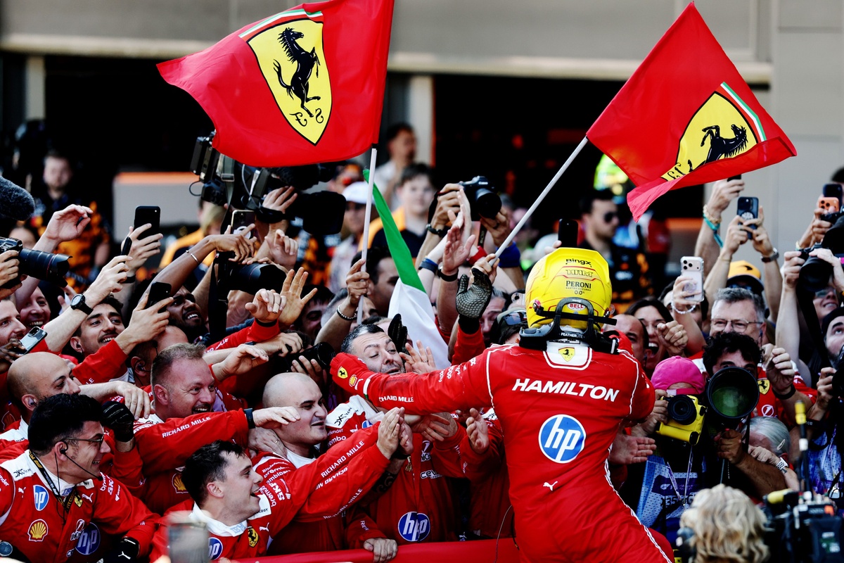 Hamilton: “Ferrari ile ilk galibiyet bambaşka bir his!” Hamilton: “Ferrari ile ilk galibiyet bambaşka bir his!”