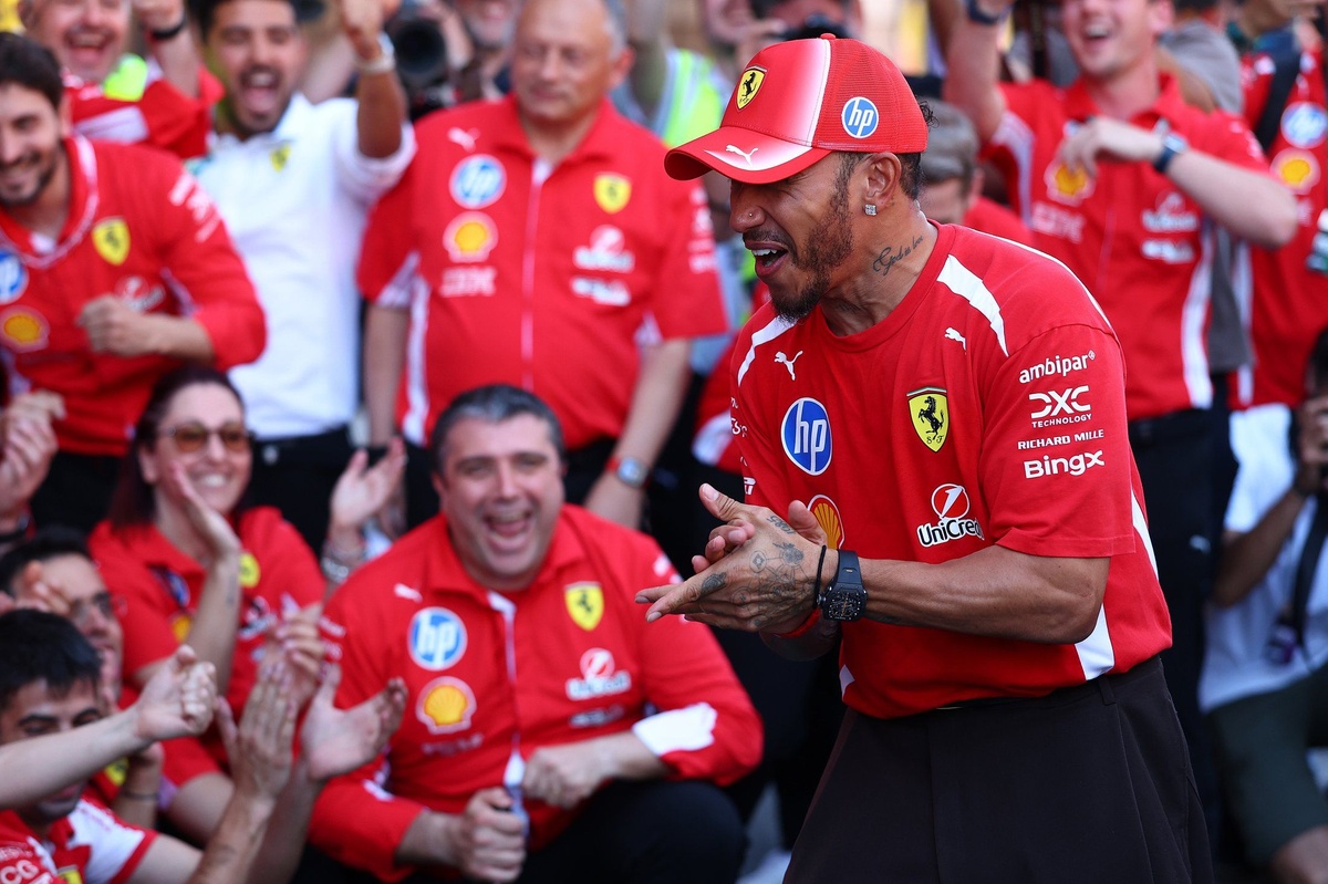 Smedley: “Hamilton adeta takımı etrafında topluyor”