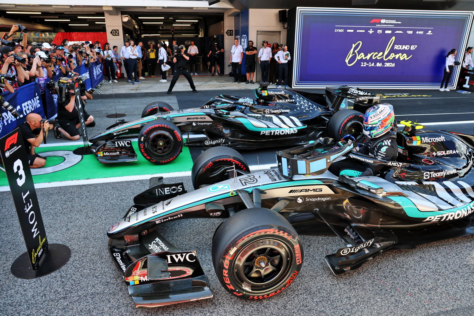 F1 Barcelona strategy chaos predicted by George Russell and Lewis Hamilton amid “double deg” fears F1 Barcelona strategy chaos predicted by George Russell and Lewis Hamilton amid “double deg” fears