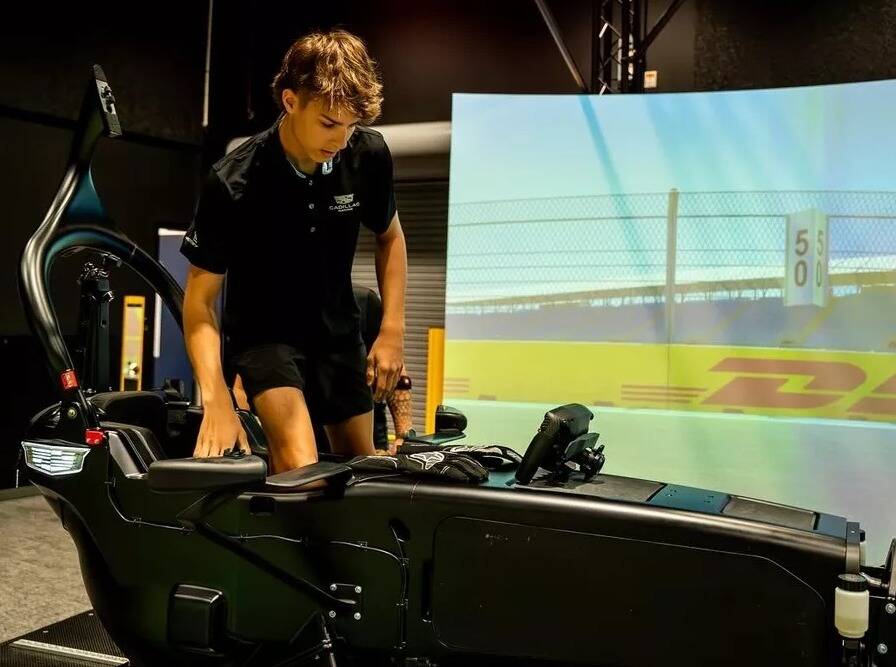 Cadillac: 16-jähriges Talent unterstützt Formel-1-Projekt im Simulator Cadillac: 16-jähriges Talent unterstützt Formel-1-Projekt im Simulator