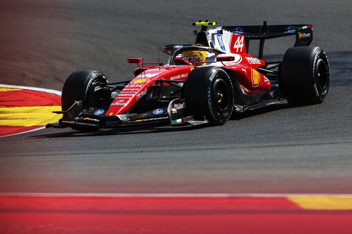 Hamilton’ın pitteki kazasının ardından Ferrari’ye para cezası verildi Hamilton’ın pitteki kazasının ardından Ferrari’ye para cezası verildi