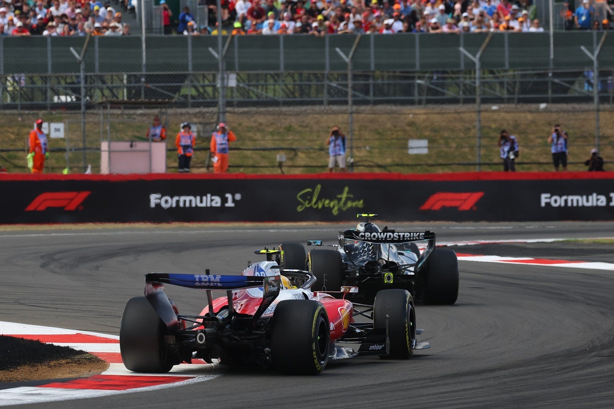 Hamilton: “Mercedes pilotları yıl içinde güç ünitesi cezası alabilir” Hamilton: “Mercedes pilotları yıl içinde güç ünitesi cezası alabilir”