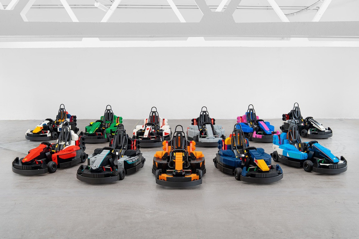 Lego pilotlar geçidi Formula 1 padoğunu ikiye böldü Lego pilotlar geçidi Formula 1 padoğunu ikiye böldü