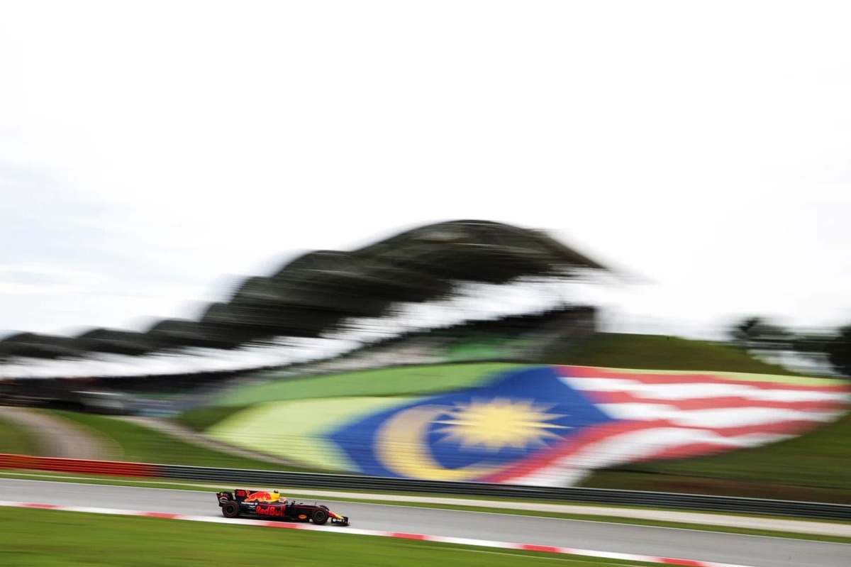 Formula 1 uygulamasındaki hata kafa karıştırdı: Malezya Yarış gece mi yapılacak? Formula 1 uygulamasındaki hata kafa karıştırdı: Malezya Yarış gece mi yapılacak?