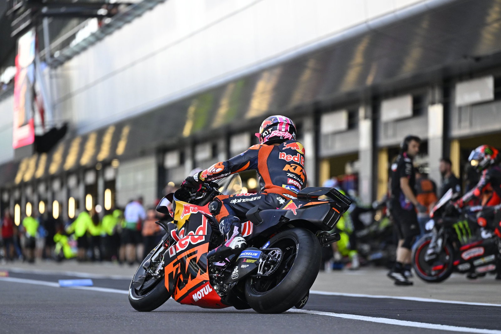 “I cannot ride like this” – KTM rider’s “strange” Silverstone MotoGP issue