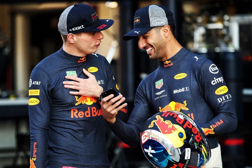 Ricciardo: “En çok Max’le mesajlaşıyorum, Lando bu konuda berbat biri” Ricciardo: “En çok Max’le mesajlaşıyorum, Lando bu konuda berbat biri”