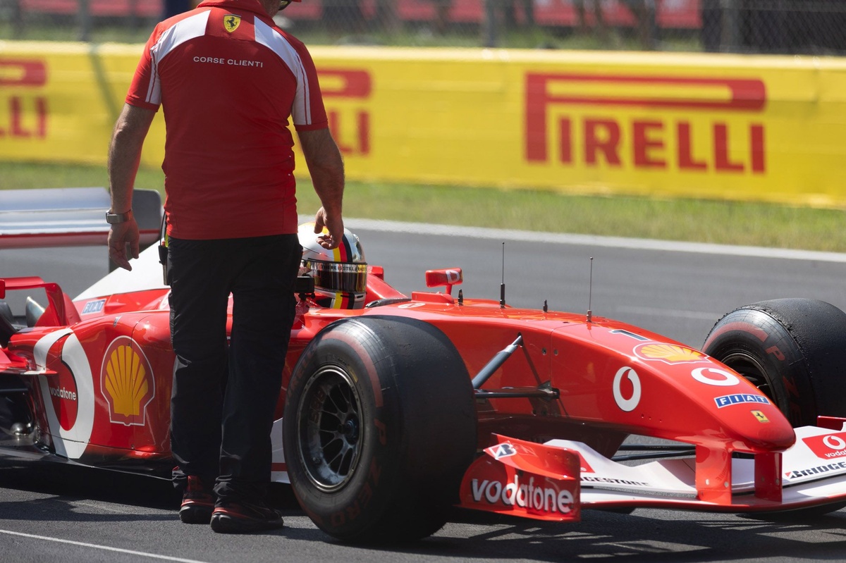 Vettel, Schumacher’ın aracıyla piste çıktı: “Çok duygusal bir gün” Vettel, Schumacher’ın aracıyla piste çıktı: “Çok duygusal bir gün”