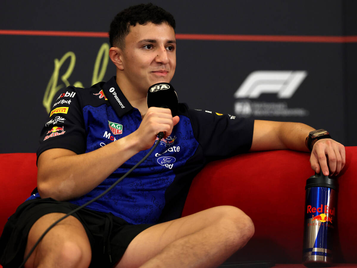 Isack Hadjar scherzt: Neuen Vertrag und Monaco-Podium “auf der Couch geholt”