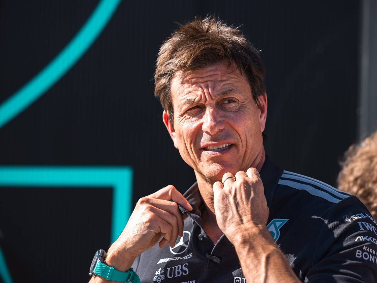 “Alles gut, alles gut”: Toto Wolff gibt nach Crash von Sohn Jack Entwarnung “Alles gut, alles gut”: Toto Wolff gibt nach Crash von Sohn Jack Entwarnung