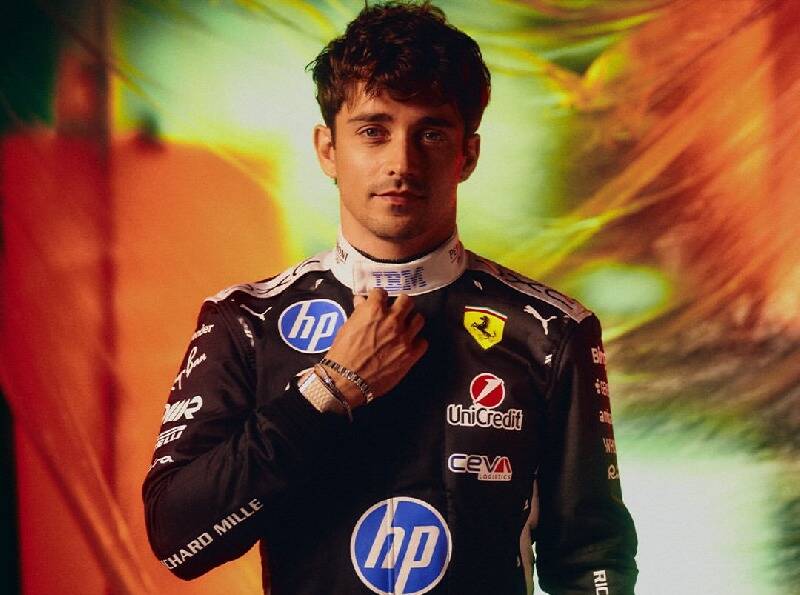Ferrari in Schwarz: Sonderkleidung für Singapur bei Charles Leclerc vorgestellt Ferrari in Schwarz: Sonderkleidung für Singapur bei Charles Leclerc vorgestellt