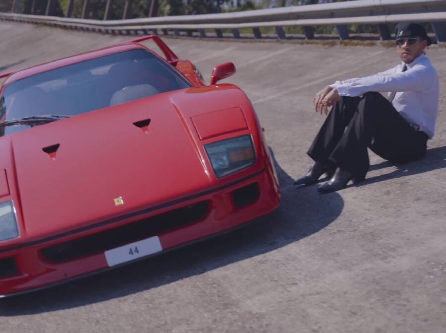 Lewis Hamilton zeigt seinen Ferrari F40: Ein Kindheitstraum wird wahr Lewis Hamilton zeigt seinen Ferrari F40: Ein Kindheitstraum wird wahr
