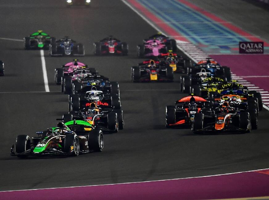 Formel 2 schließt sich Formula 1 an: “Katar und Abu Dhabi werden nicht abgesagt!” Formel 2 schließt sich Formula 1 an: “Katar und Abu Dhabi werden nicht abgesagt!”