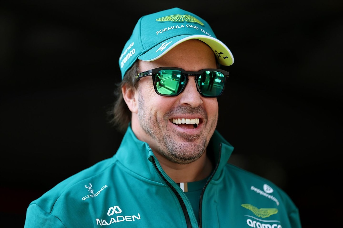 Alonso ve Albon Meksika Yarış taraftar sahnesinde şakalaştı Alonso ve Albon Meksika Yarış taraftar sahnesinde şakalaştı