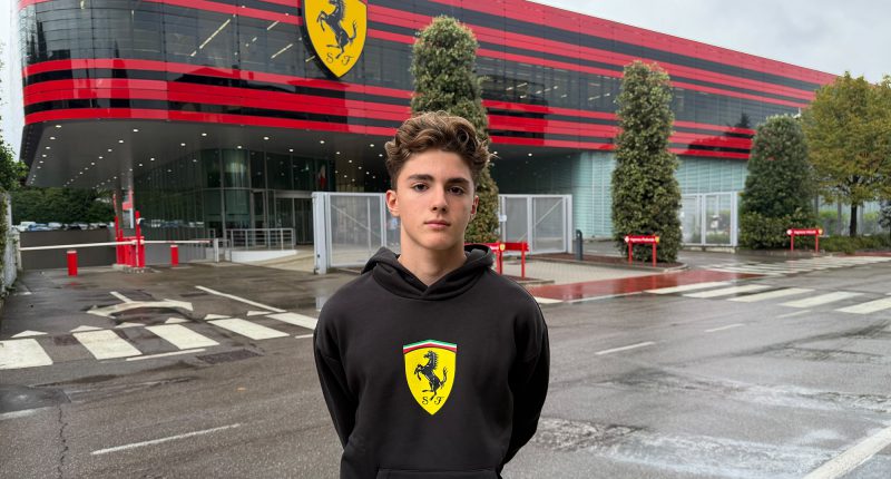 Alp Aksoy Ferrari Sürücü Akademisi’nde