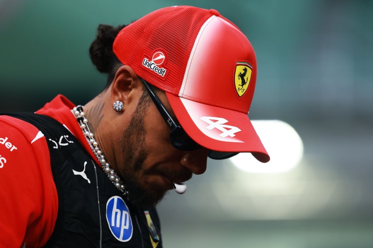 Hamilton’ın Brezilya GP’de takacağı özel şapka tanıtıldı Hamilton’ın Brezilya GP’de takacağı özel şapka tanıtıldı