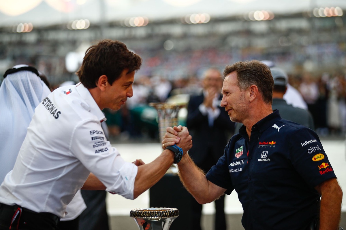 Horner, Wolff ile rekabeti hakkında: “Bir süre sonra işler tiyatroya dönüştü” Horner, Wolff ile rekabeti hakkında: “Bir süre sonra işler tiyatroya dönüştü”