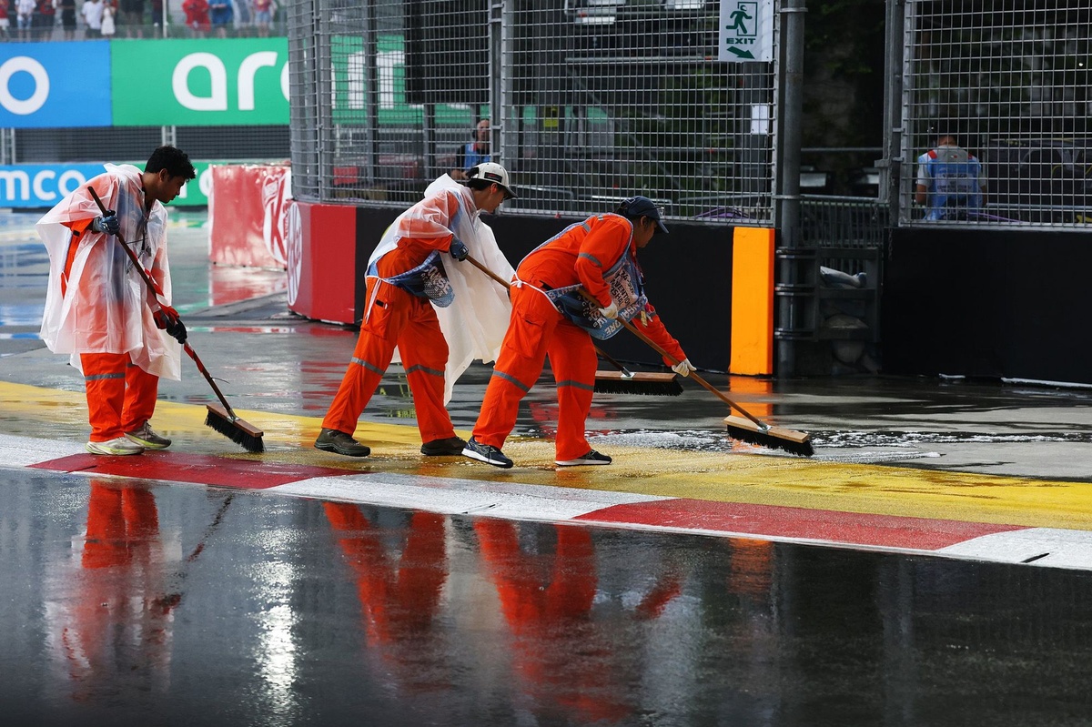 Singapur Yarış sıralama turları ertelendi: FIA’nın açıklaması bekleniyor Singapur Yarış sıralama turları ertelendi: FIA’nın açıklaması bekleniyor