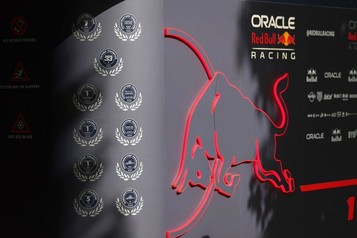 TAG Heuer, Red Bull ile 10. yılı için özel F1 saatini tanıttı TAG Heuer, Red Bull ile 10. yılı için özel F1 saatini tanıttı