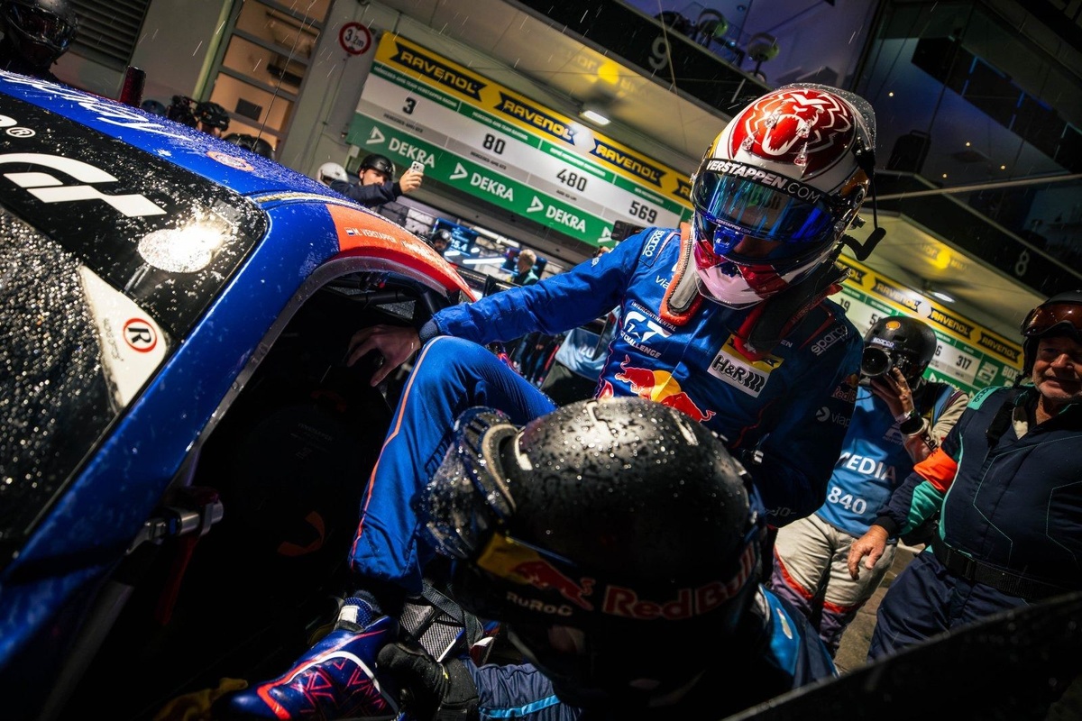 Verstappen, GT koltuğuna dönüyor: Finalde Valentino Rossi ile mücadele edecek
